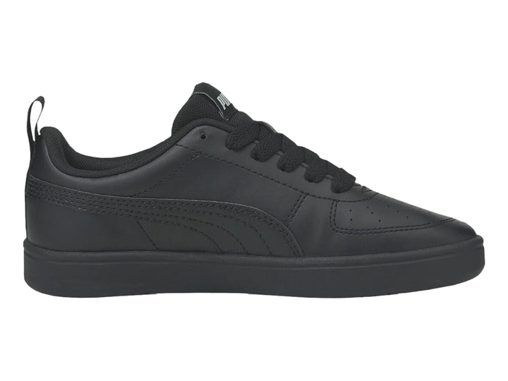 Tenis PUMA Rickie JR color negro para niños, con suela plana y cordones.