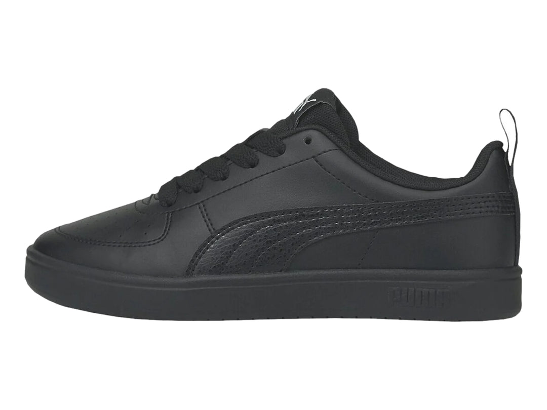 Tenis PUMA Rickie JR color negro para niños, con suela plana y cordones.