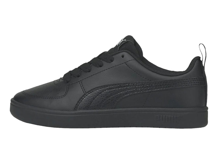 Tenis PUMA Rickie JR color negro para niños, con suela plana y cordones.