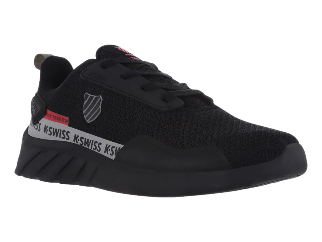 Tenis K-SWISS FORCE X color negro con banda blanca y detalles rojos, diseño deportivo de corte bajo.