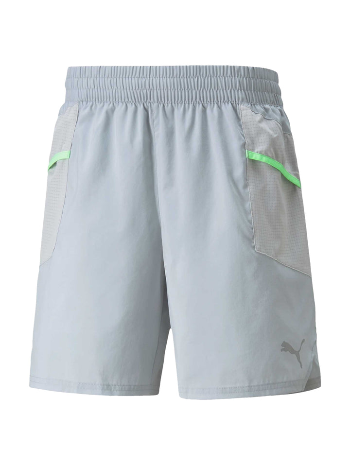 Pantalones cortos deportivos PUMA color gris Harbor Mist con detalles en verde neón.