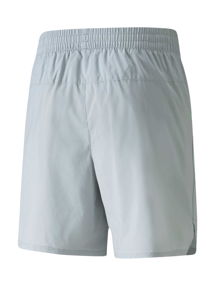 Pantalones cortos deportivos PUMA color gris Harbor Mist con detalles en verde neón.