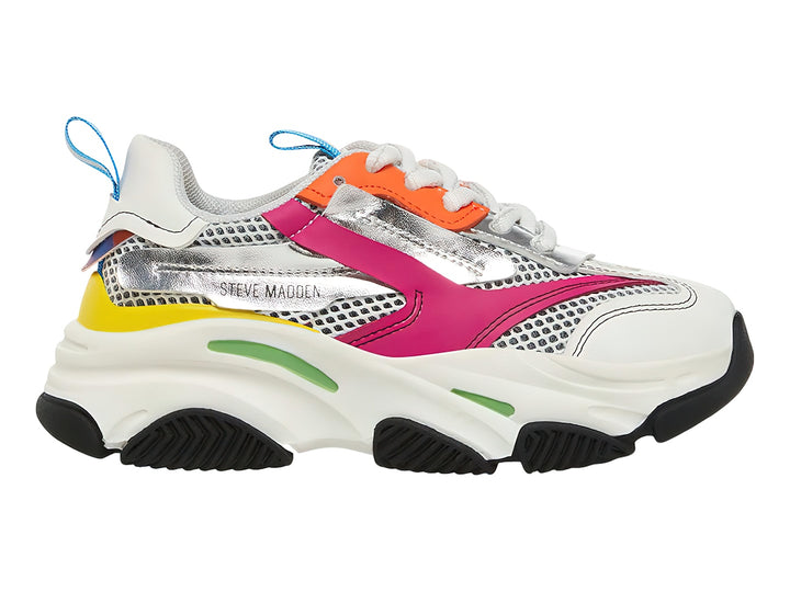 Tenis deportivos Steve Madden para niños en color blanco con detalles multicolores y suela chunky negra.