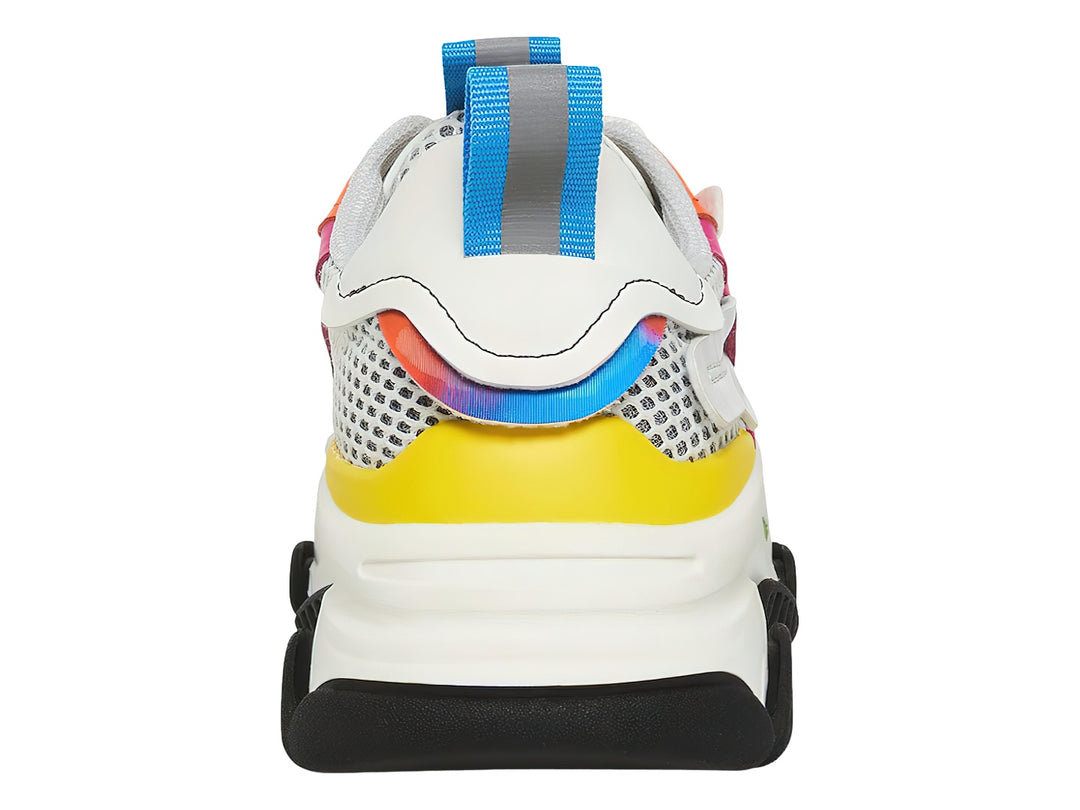 Tenis deportivos Steve Madden para niños en color blanco con detalles multicolores y suela chunky negra.