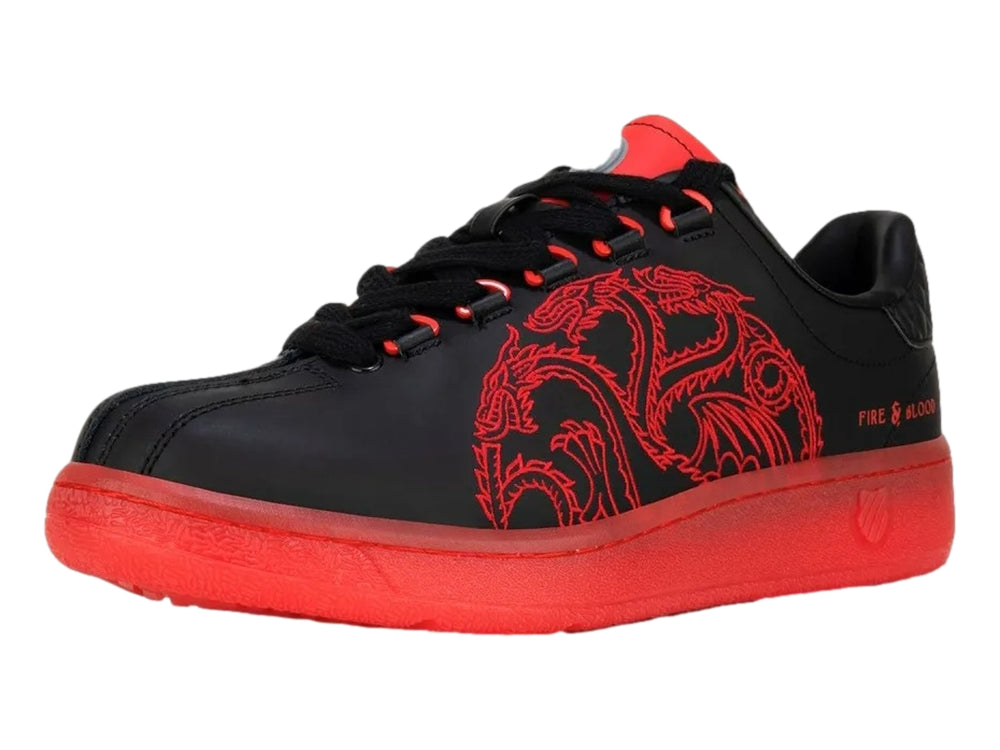 Tenis K-Swiss modelo Classic VN en color negro con suela y agujetas en color rojo intenso.