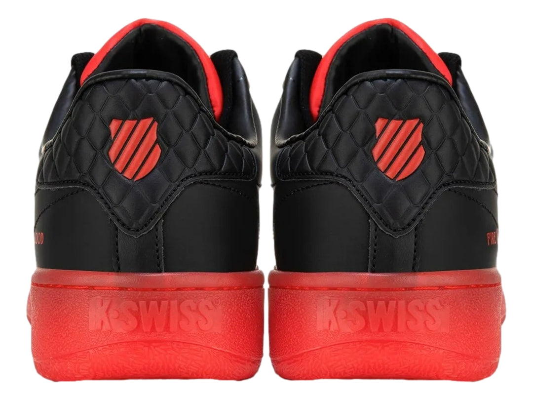 Tenis K-Swiss modelo Classic VN en color negro con suela y agujetas en color rojo intenso.