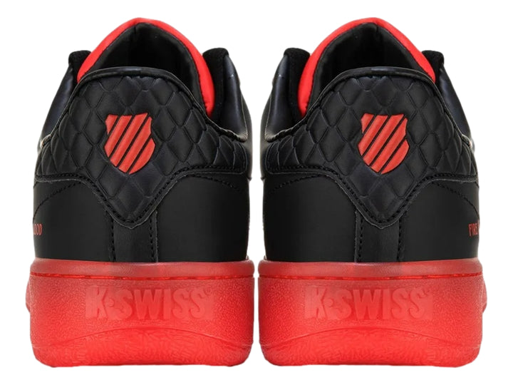 Tenis K-Swiss modelo Classic VN en color negro con suela y agujetas en color rojo intenso.
