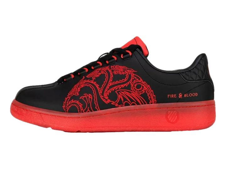Tenis K-Swiss modelo Classic VN en color negro con suela y agujetas en color rojo intenso.