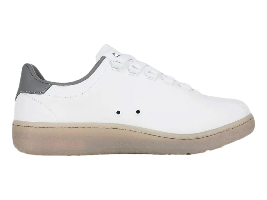 Tenis K-Swiss blancos con detalle gris en el talón y suela translúcida beige.