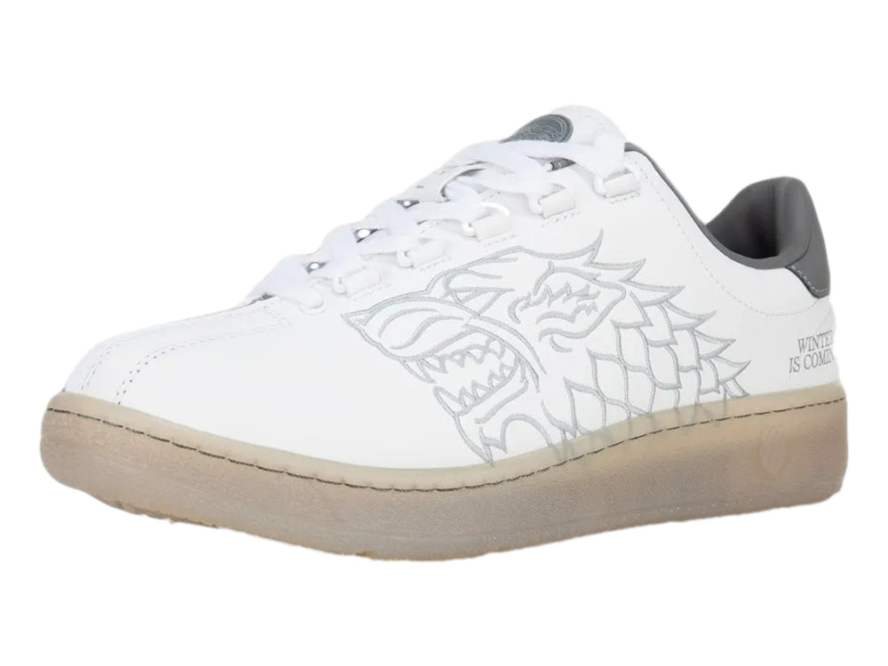 Tenis K-Swiss blancos con detalle gris en el talón y suela translúcida beige.