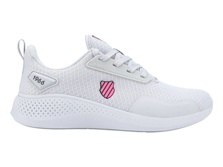 Tenis deportivos K-Swiss color gris con suela blanca y detalles en rosa, diseño de malla transpirable.
