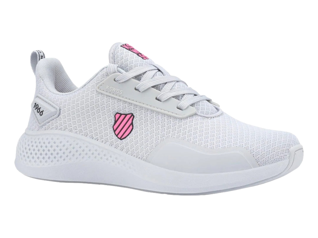 Tenis deportivos K-Swiss color gris con suela blanca y detalles en rosa, diseño de malla transpirable.