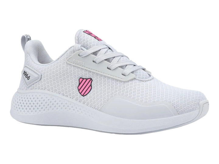 Tenis deportivos K-Swiss color gris con suela blanca y detalles en rosa, diseño de malla transpirable.