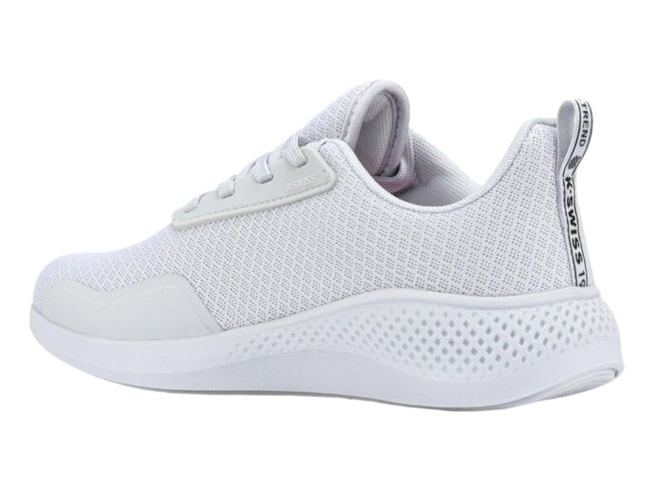 Tenis deportivos K-Swiss color gris con suela blanca y detalles en rosa, diseño de malla transpirable.