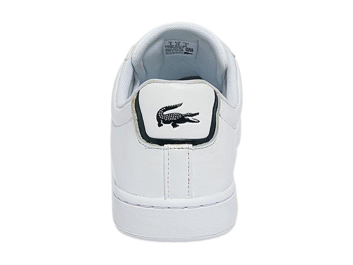Tenis blancos de cuero marca Lacoste con logotipo del cocodrilo verde y detalle azul marino en el talón.