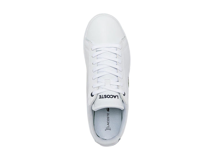 Tenis blancos de cuero marca Lacoste con logotipo del cocodrilo verde y detalle azul marino en el talón.