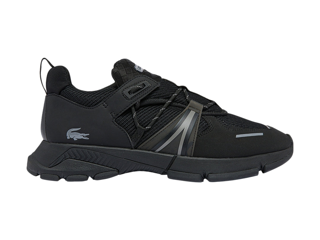 Tenis deportivos Lacoste color negro con suela gruesa y detalles sintéticos en gris.