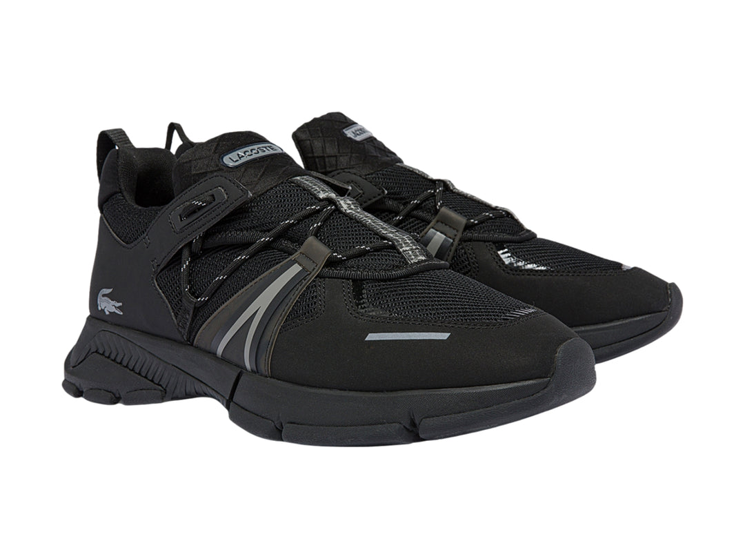 Tenis deportivos Lacoste color negro con suela gruesa y detalles sintéticos en gris.