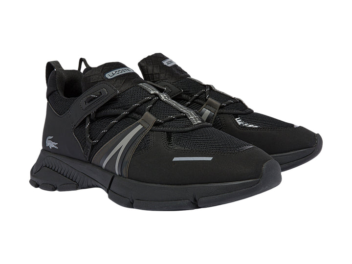 Tenis deportivos Lacoste color negro con suela gruesa y detalles sintéticos en gris.