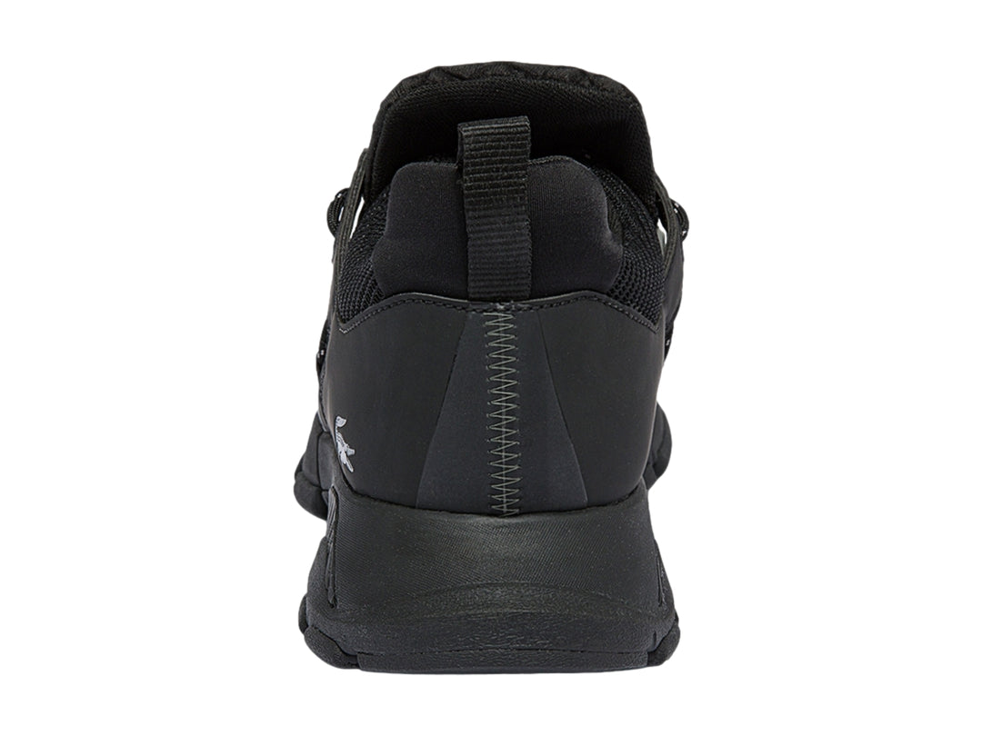 Tenis deportivos Lacoste color negro con suela gruesa y detalles sintéticos en gris.