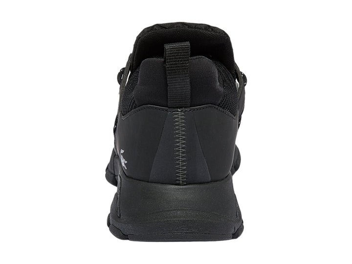 Tenis deportivos Lacoste color negro con suela gruesa y detalles sintéticos en gris.