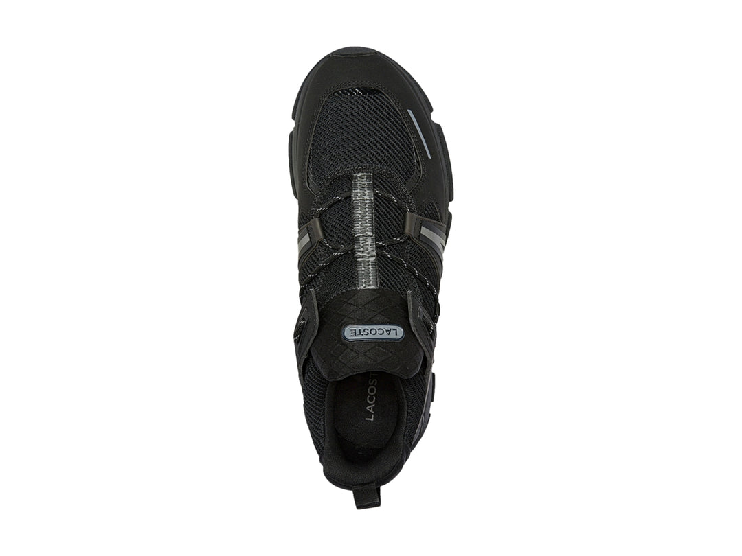 Tenis deportivos Lacoste color negro con suela gruesa y detalles sintéticos en gris.