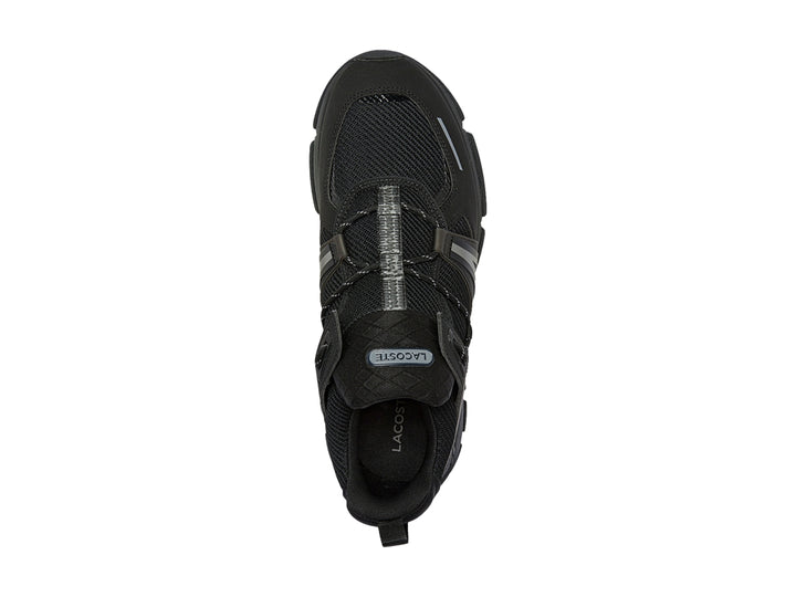 Tenis deportivos Lacoste color negro con suela gruesa y detalles sintéticos en gris.