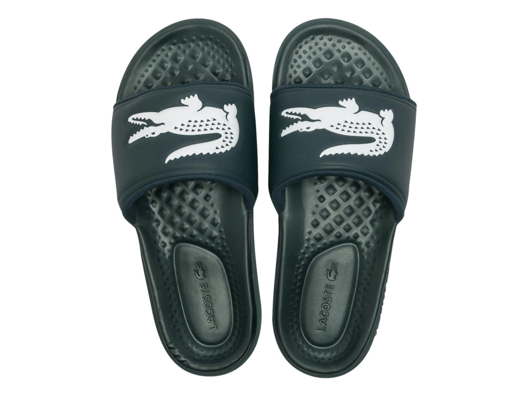 Sandalia deslizable Lacoste de color verde oscuro con logotipo blanco en la banda superior.