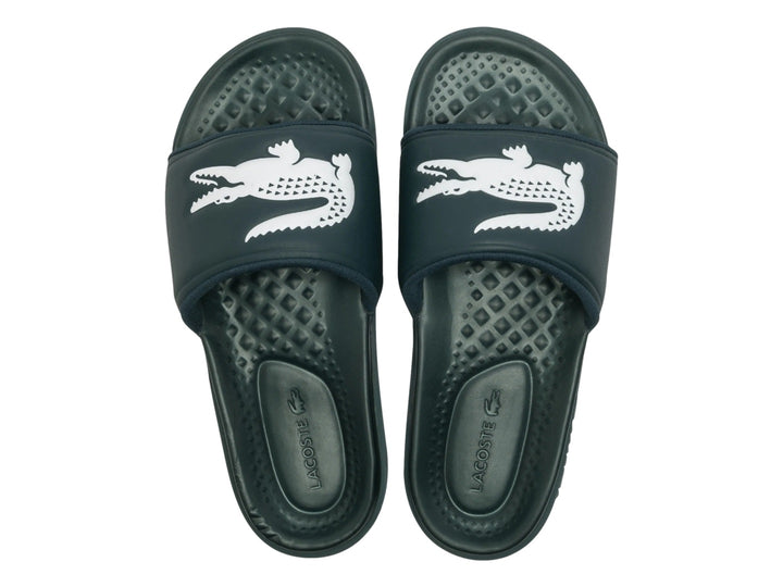 Sandalia deslizable Lacoste de color verde oscuro con logotipo blanco en la banda superior.