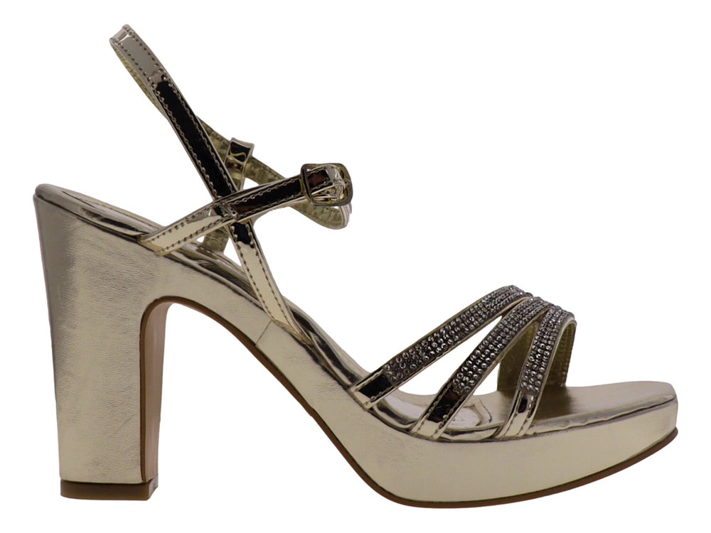 Sandalia SARY color oro inglés con tacón pipa, plataforma y tiras decoradas con pedrería gris.