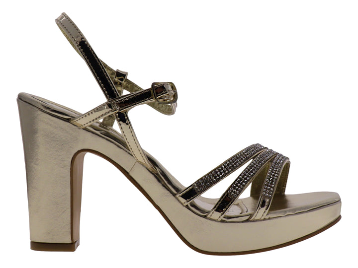 Sandalia SARY color oro inglés con tacón pipa, plataforma y tiras decoradas con pedrería gris.