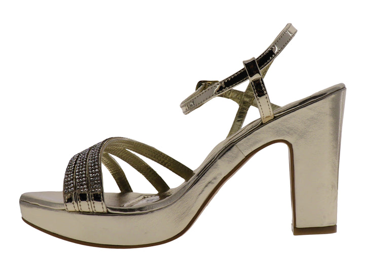 Sandalia SARY color oro inglés con tacón pipa, plataforma y tiras decoradas con pedrería gris.