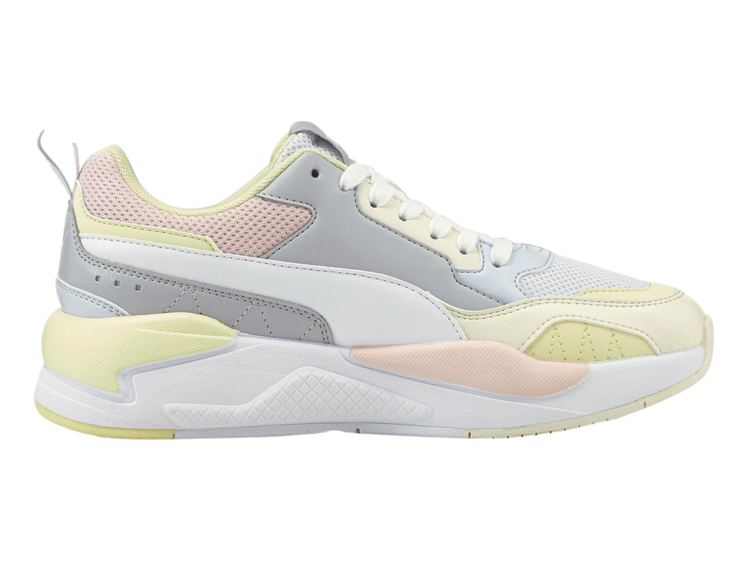 Tenis PUMA X-Ray 2 Square en colores blanco, gris, amarillo pálido y rosa pastel.