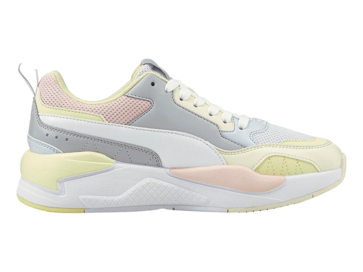 Tenis PUMA X-Ray 2 Square en colores blanco, gris, amarillo pálido y rosa pastel.