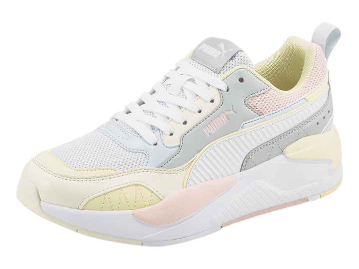 Tenis PUMA X-Ray 2 Square en colores blanco, gris, amarillo pálido y rosa pastel.