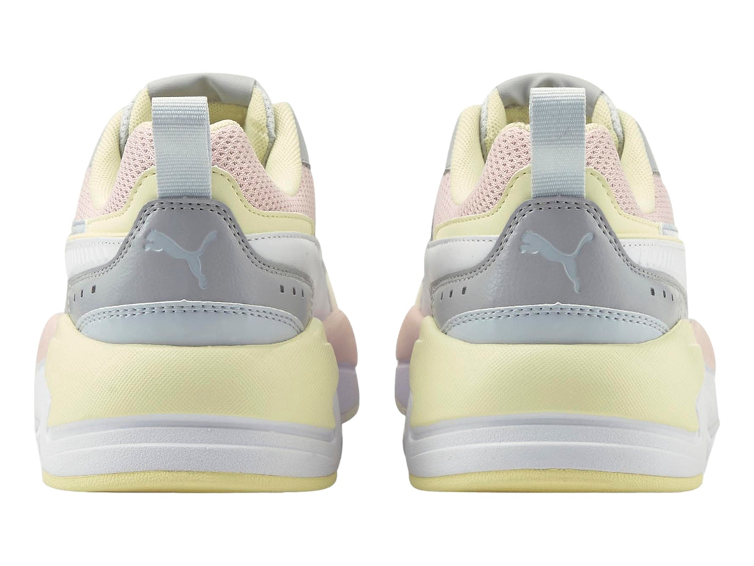 Tenis PUMA X-Ray 2 Square en colores blanco, gris, amarillo pálido y rosa pastel.