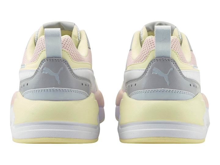 Tenis PUMA X-Ray 2 Square en colores blanco, gris, amarillo pálido y rosa pastel.
