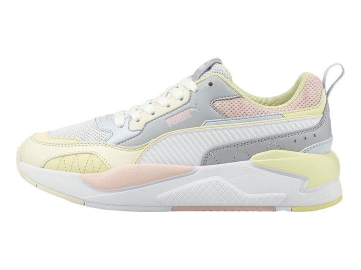 Tenis PUMA X-Ray 2 Square en colores blanco, gris, amarillo pálido y rosa pastel.