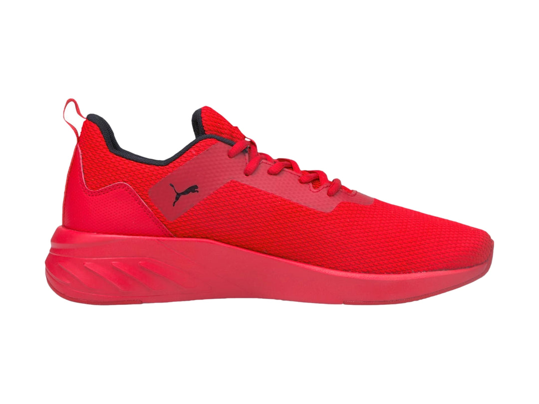 Tenis deportivos PUMA color rojo intenso con suela a juego y detalles en negro.