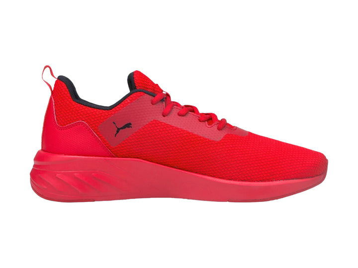 Tenis deportivos PUMA color rojo intenso con suela a juego y detalles en negro.