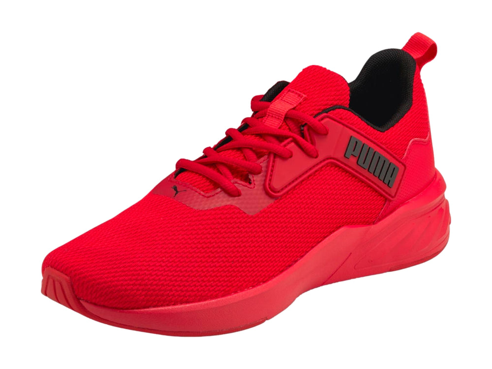 Tenis deportivos PUMA color rojo intenso con suela a juego y detalles en negro.