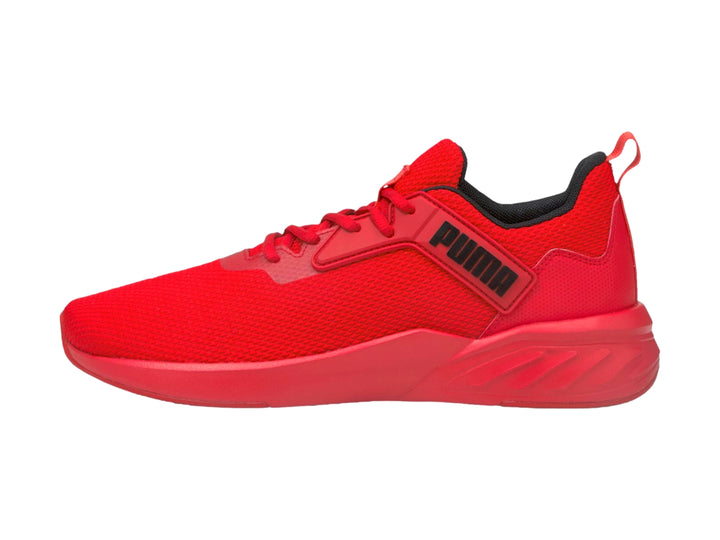 Tenis deportivos PUMA color rojo intenso con suela a juego y detalles en negro.