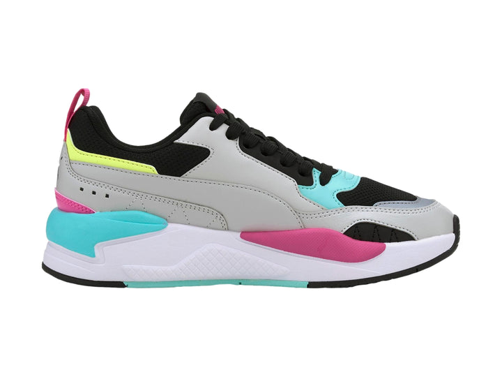 Tenis PUMA X-Ray 2 Square color gris con detalles en turquesa, rosa y negro sobre suela blanca.