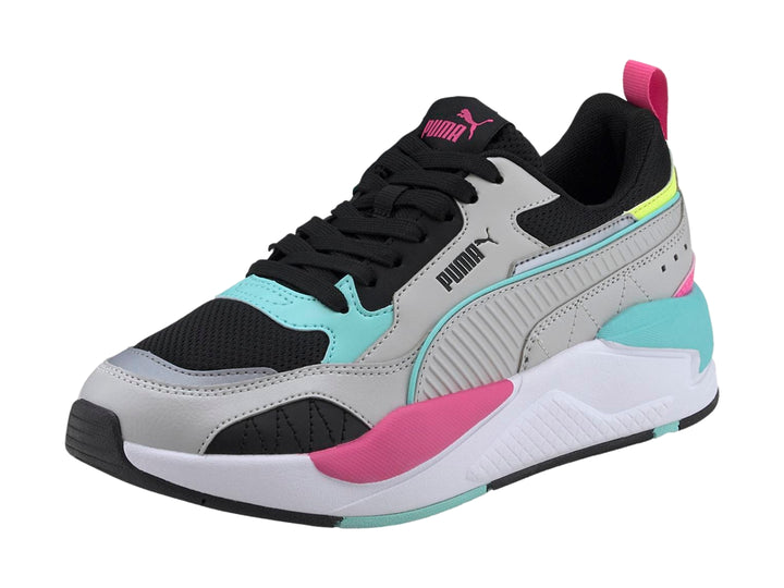 Tenis PUMA X-Ray 2 Square color gris con detalles en turquesa, rosa y negro sobre suela blanca.