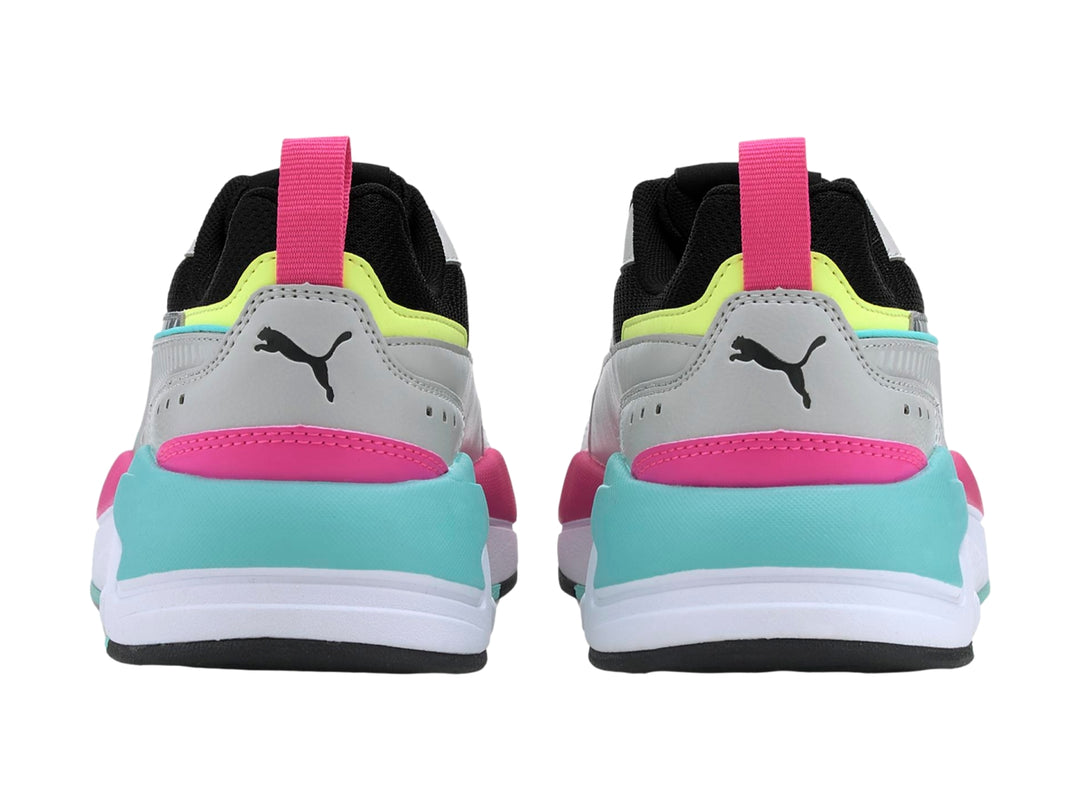 Tenis PUMA X-Ray 2 Square color gris con detalles en turquesa, rosa y negro sobre suela blanca.