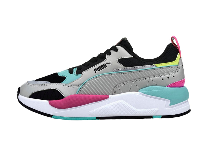 Tenis PUMA X-Ray 2 Square color gris con detalles en turquesa, rosa y negro sobre suela blanca.