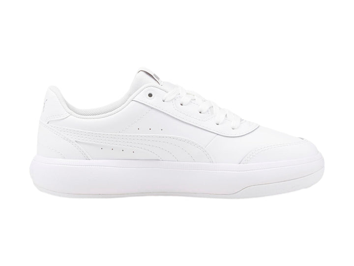 Tenis PUMA blancos de estilo deportivo y casual con suela plana y cordones.
