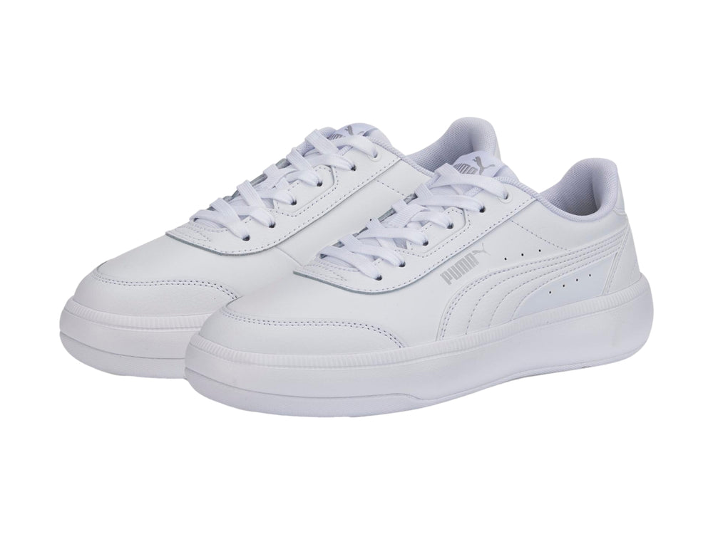 Tenis PUMA blancos de estilo deportivo y casual con suela plana y cordones.