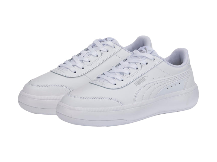 Tenis PUMA blancos de estilo deportivo y casual con suela plana y cordones.