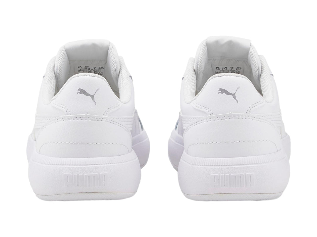 Tenis PUMA blancos de estilo deportivo y casual con suela plana y cordones.